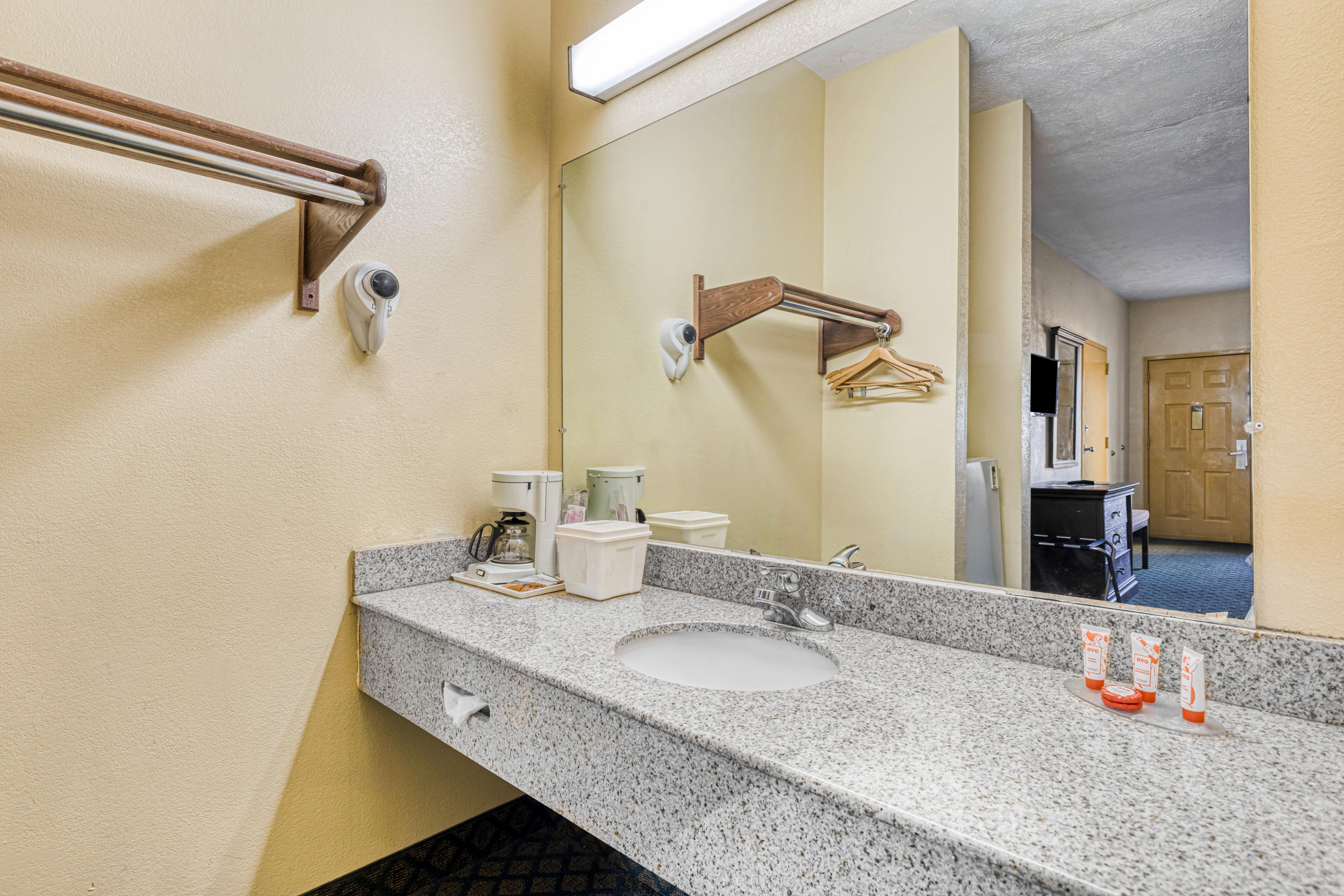 Oyo Hotel Grenada West מראה חיצוני תמונה